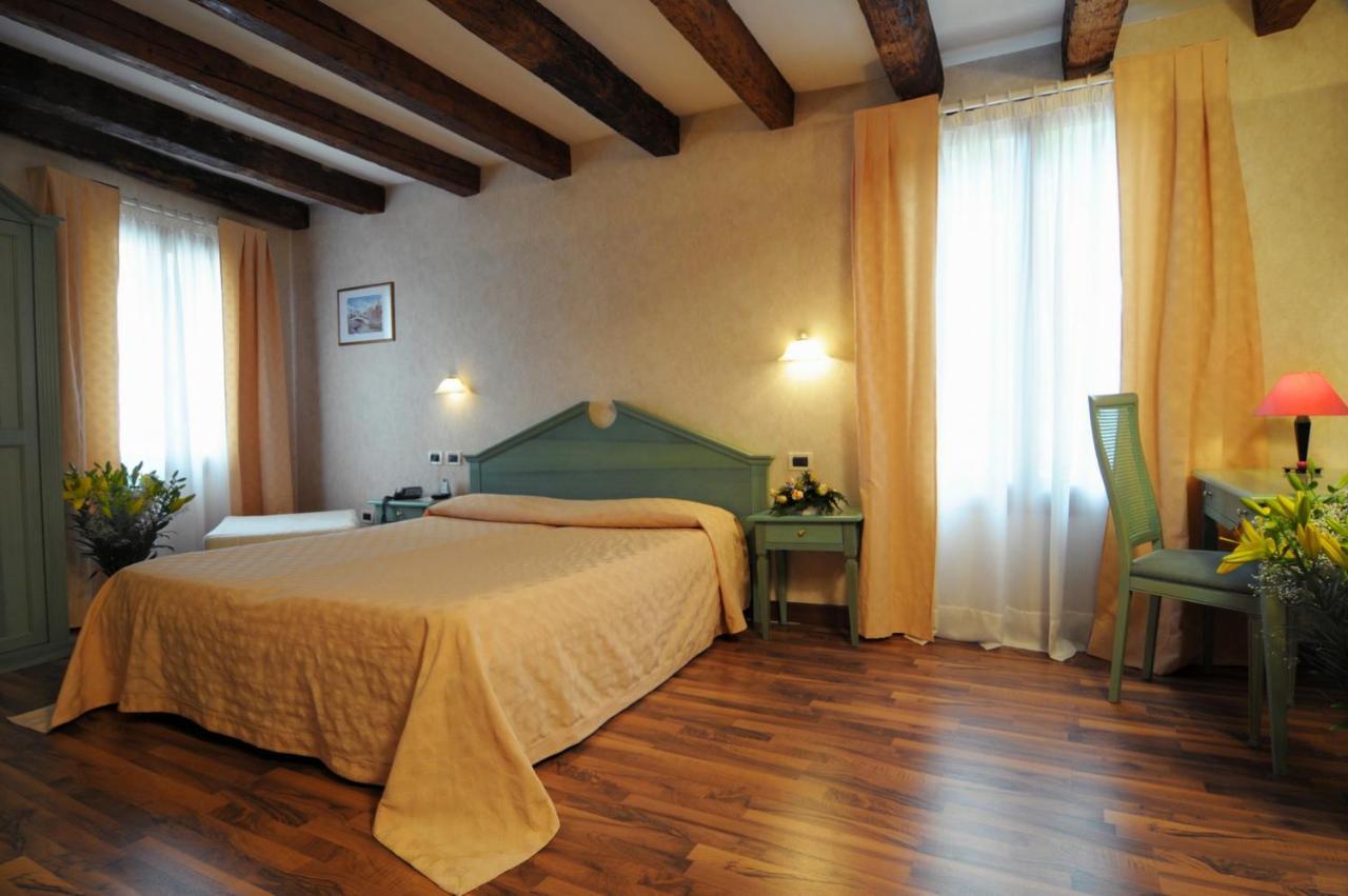 Dreibettzimmer mit Kanalblick