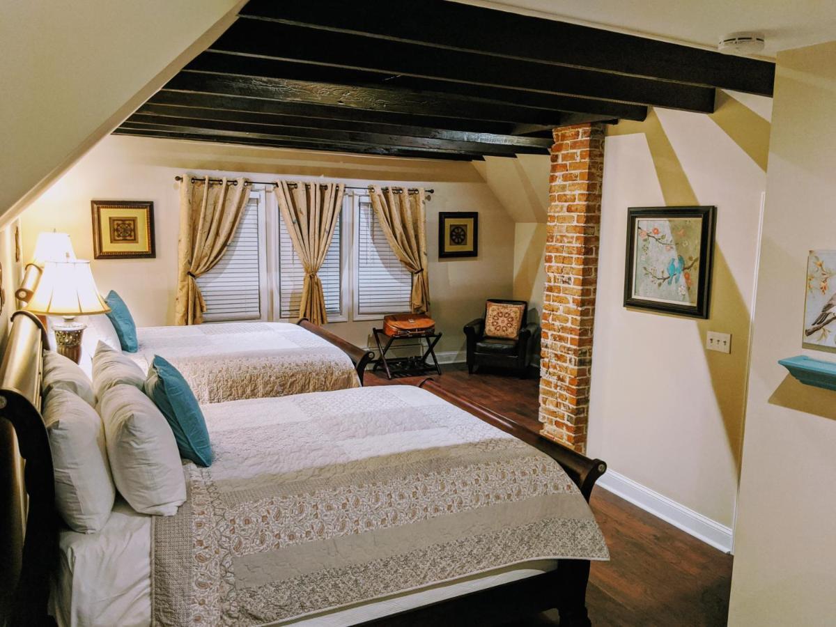 Deluxe Queen Suite