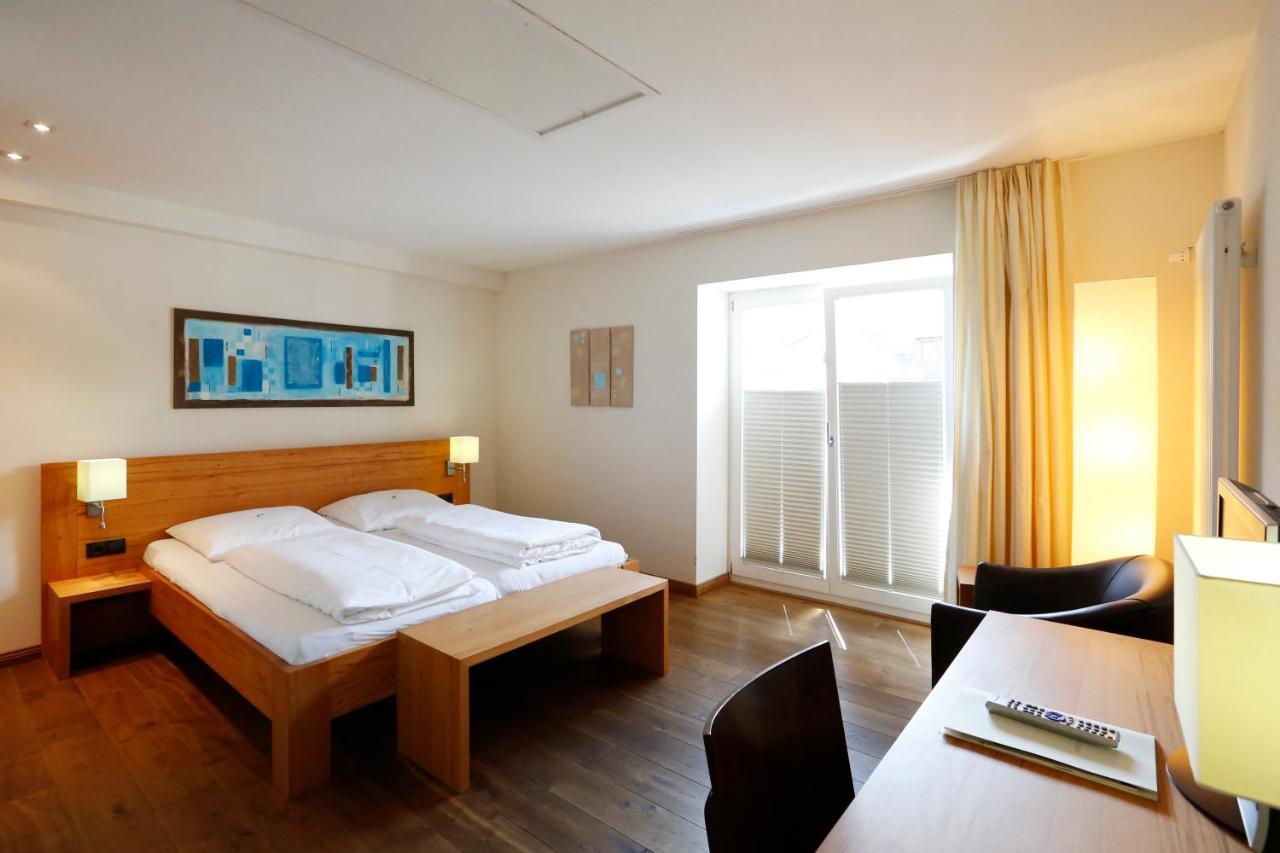 Zimmer mit Queensize-Bett und Balkon