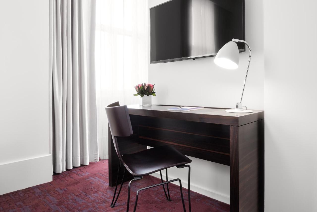 City Queen Room