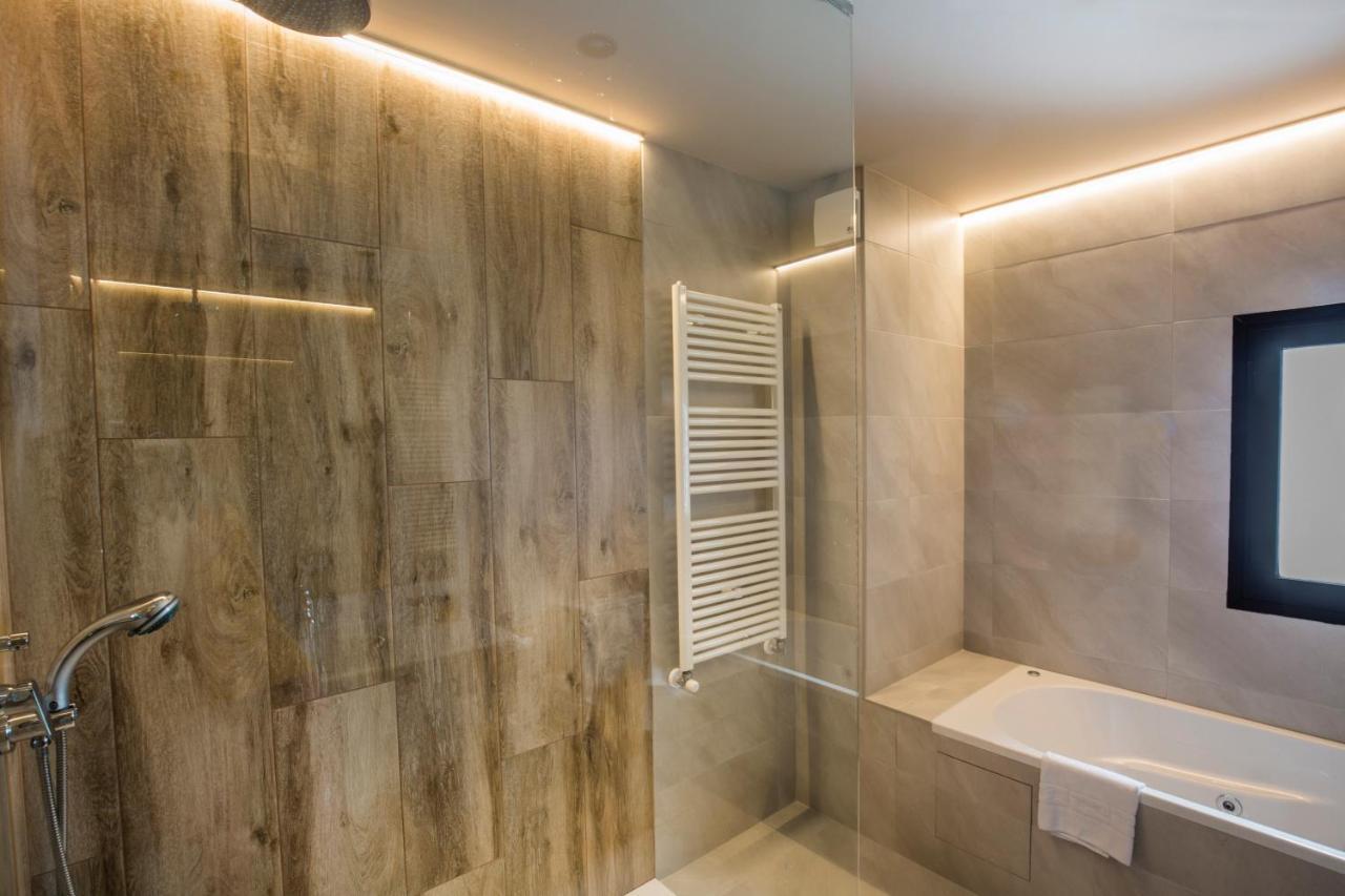 Habitación con cama extragrande y bañera de hidromasaje
