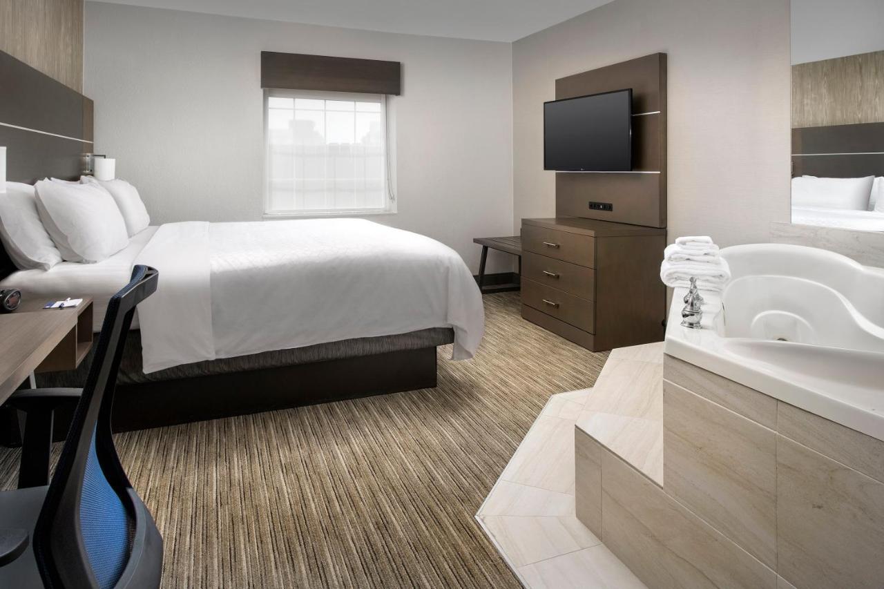 Queen Suite with Whirlpool - Non- Smoking