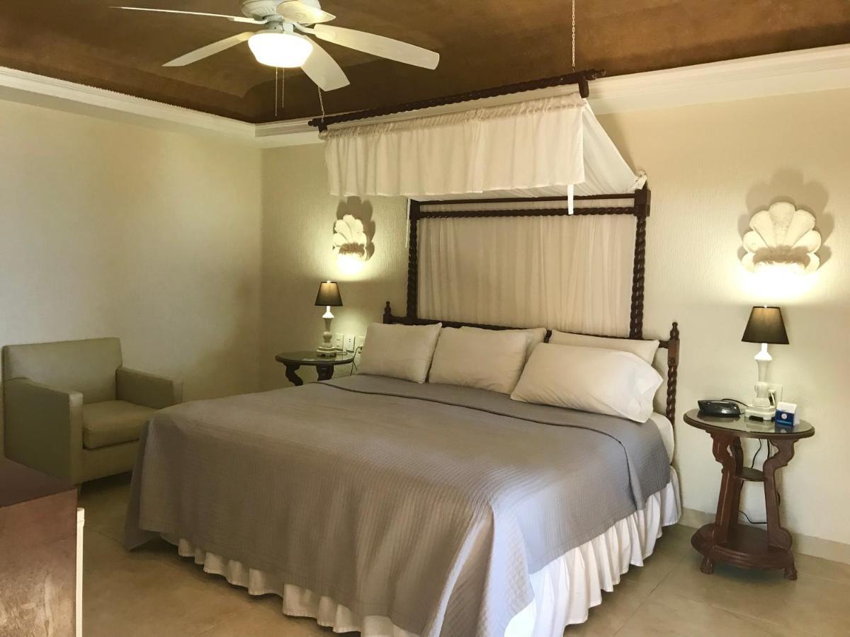 Habitación con cama extragrande y vistas al mar