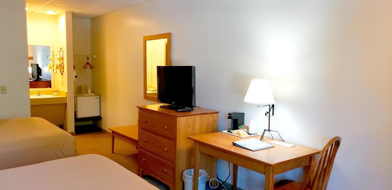 Queen Room with Two Queen Beds - Lower Level (No Steps)
