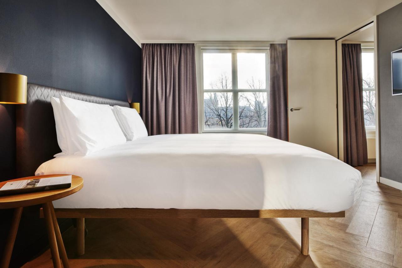 Suite mit einem Schlafzimmer, Kingsize-Bett und Blick auf das Parlament