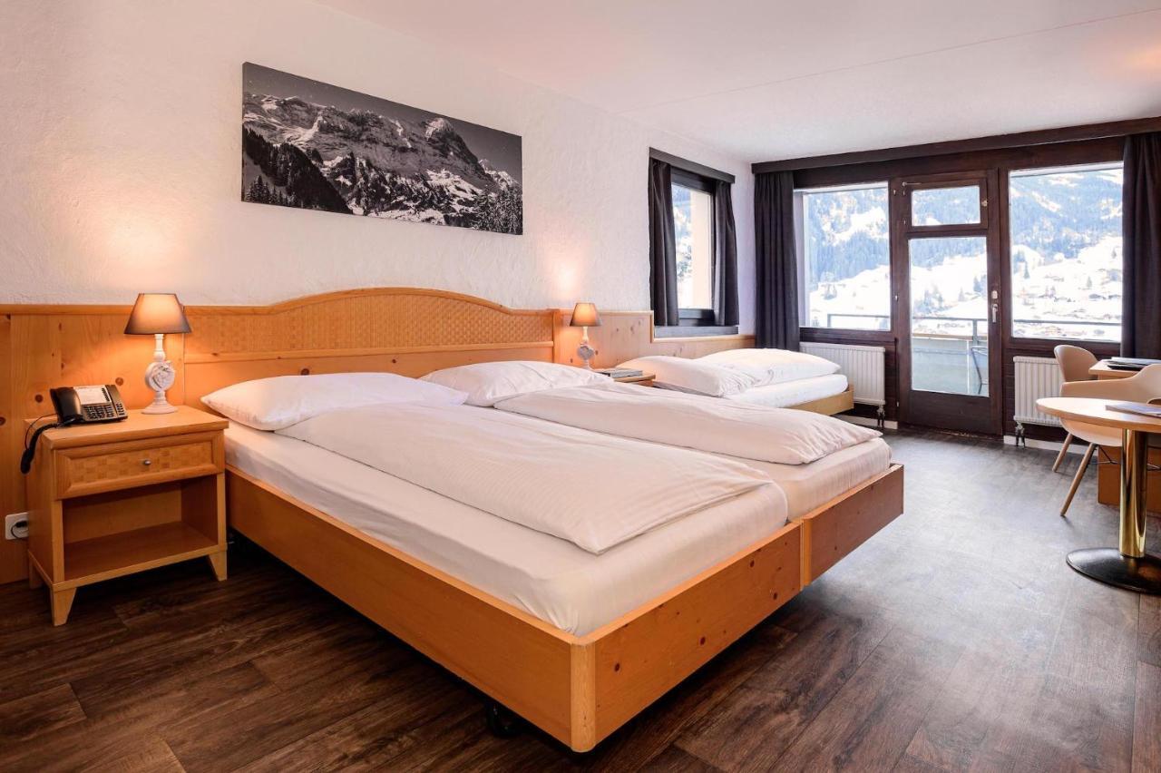 Habitación Triple con balcón y vistas al Eiger