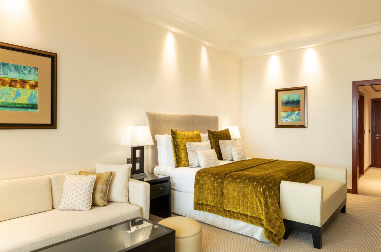Premier Zimmer mit 1 Kingsize-Bett, Zugang zur Executive Lounge, Nachmittagstee und Happy Hour, kostenlosem Zugang zum Strand und Pool des Resorts sowie Flughafentransfer vom Flughafen Dubai