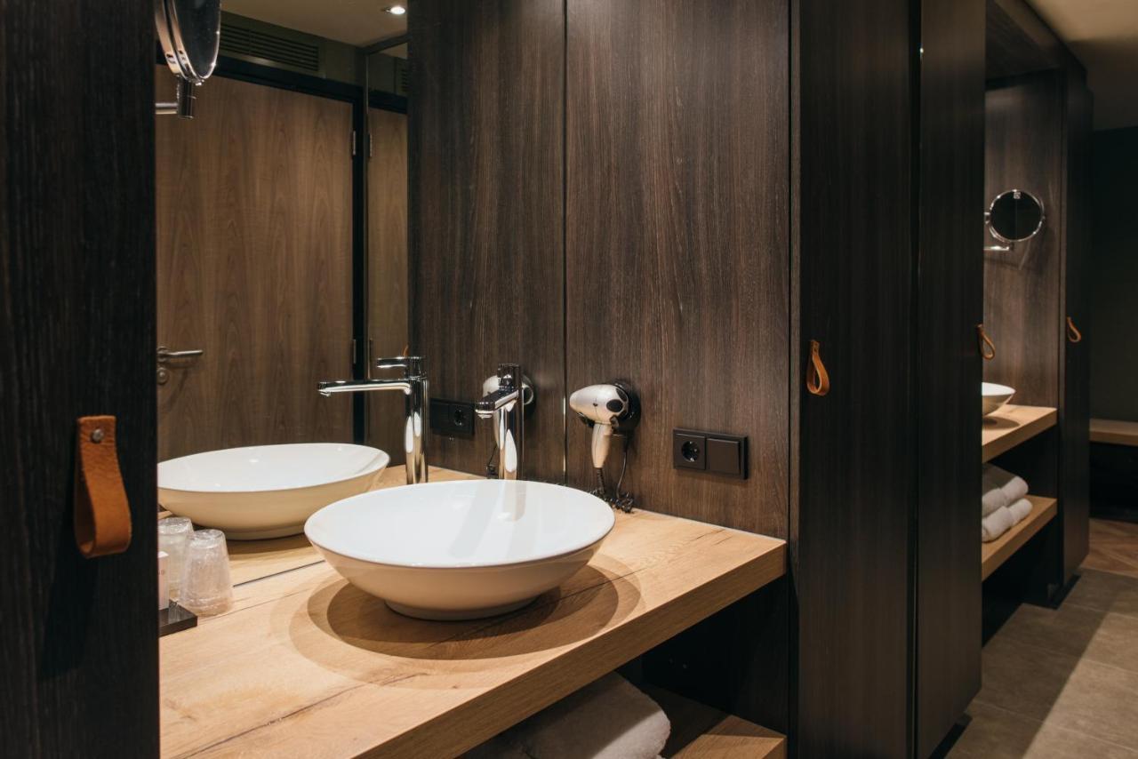 Tweepersoonskamer met 2 Aparte Bedden en Douche