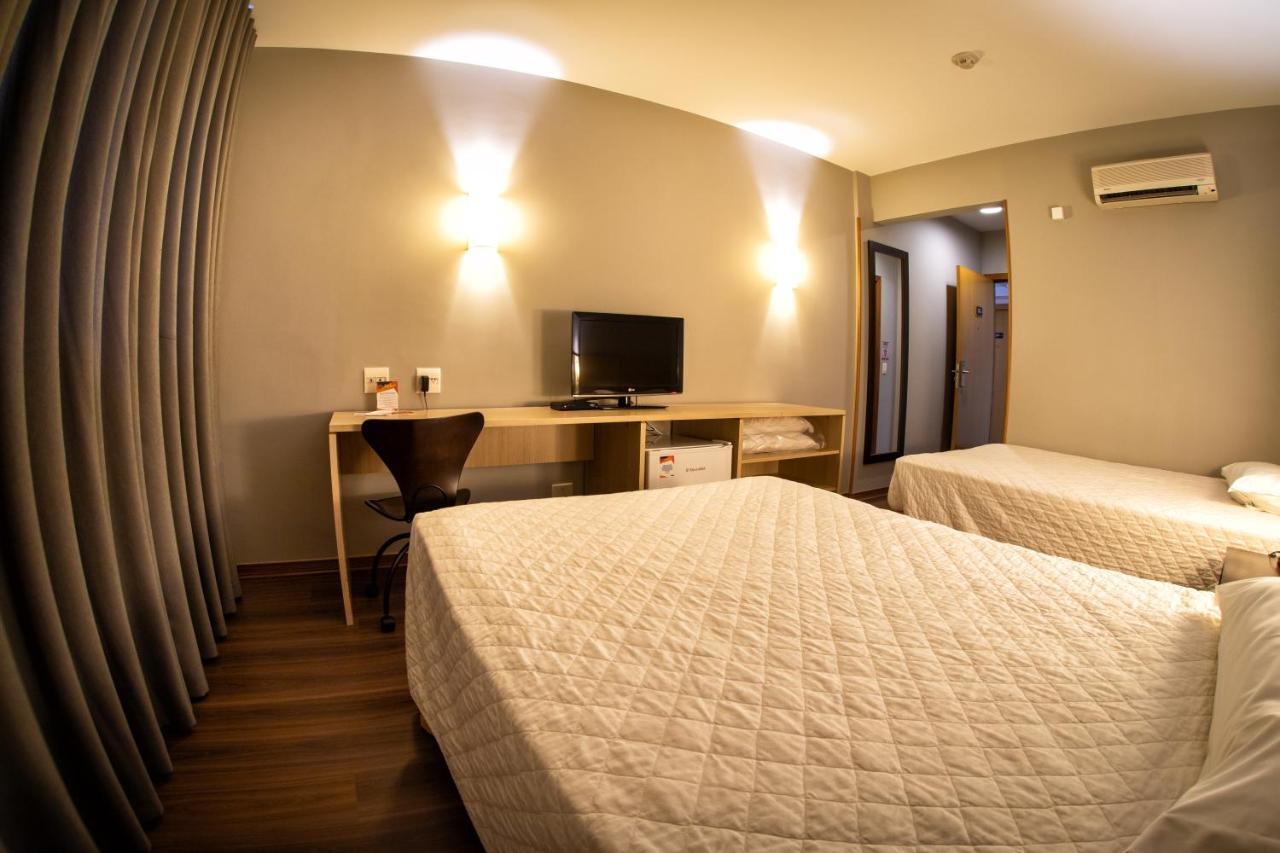 Quarto com 2 Camas de Solteiro