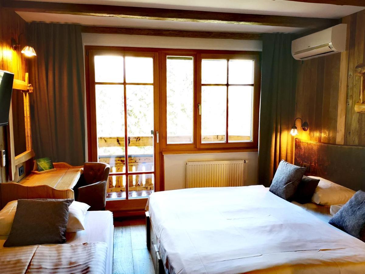 Doppel- oder Zweibettzimmer mit Zustellbett und Balkon