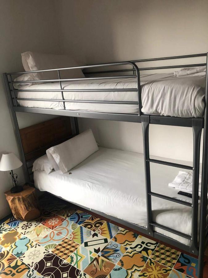 Doppelzimmer mit Etagenbett und eigenem externen Bad