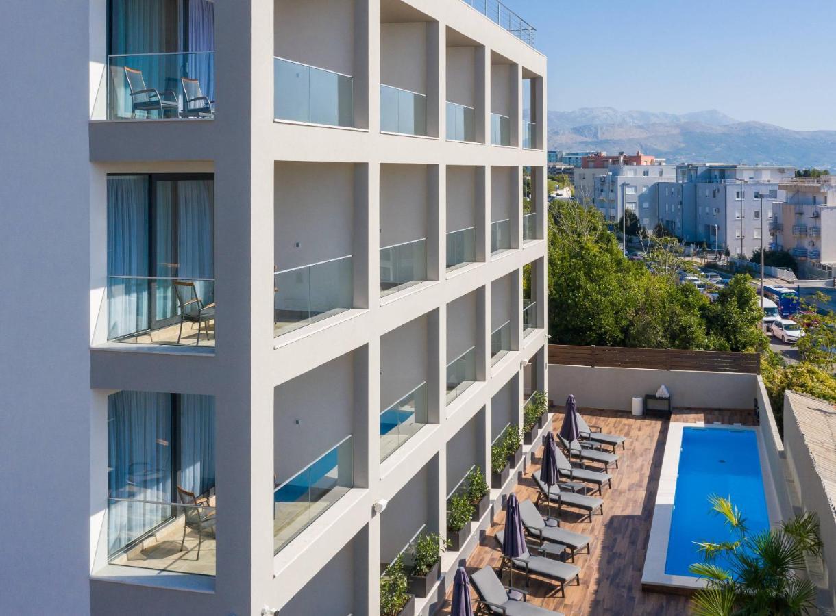 Zimmer Adria mit Kingsize-Bett und Meerblick