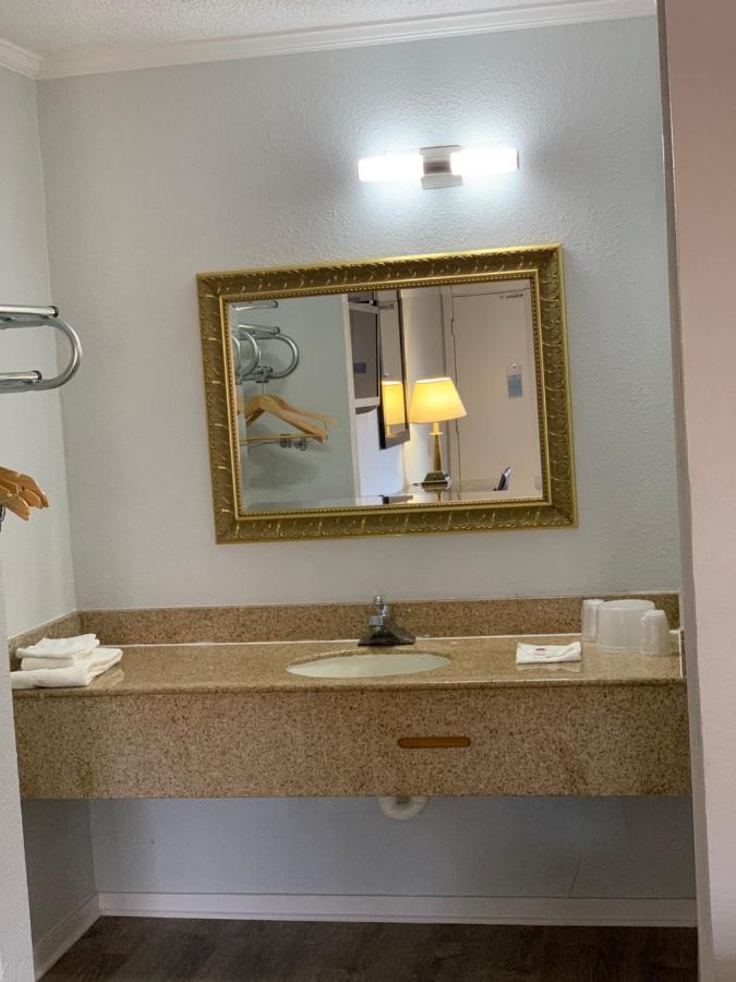 Deluxe King Room - Non-Smoking