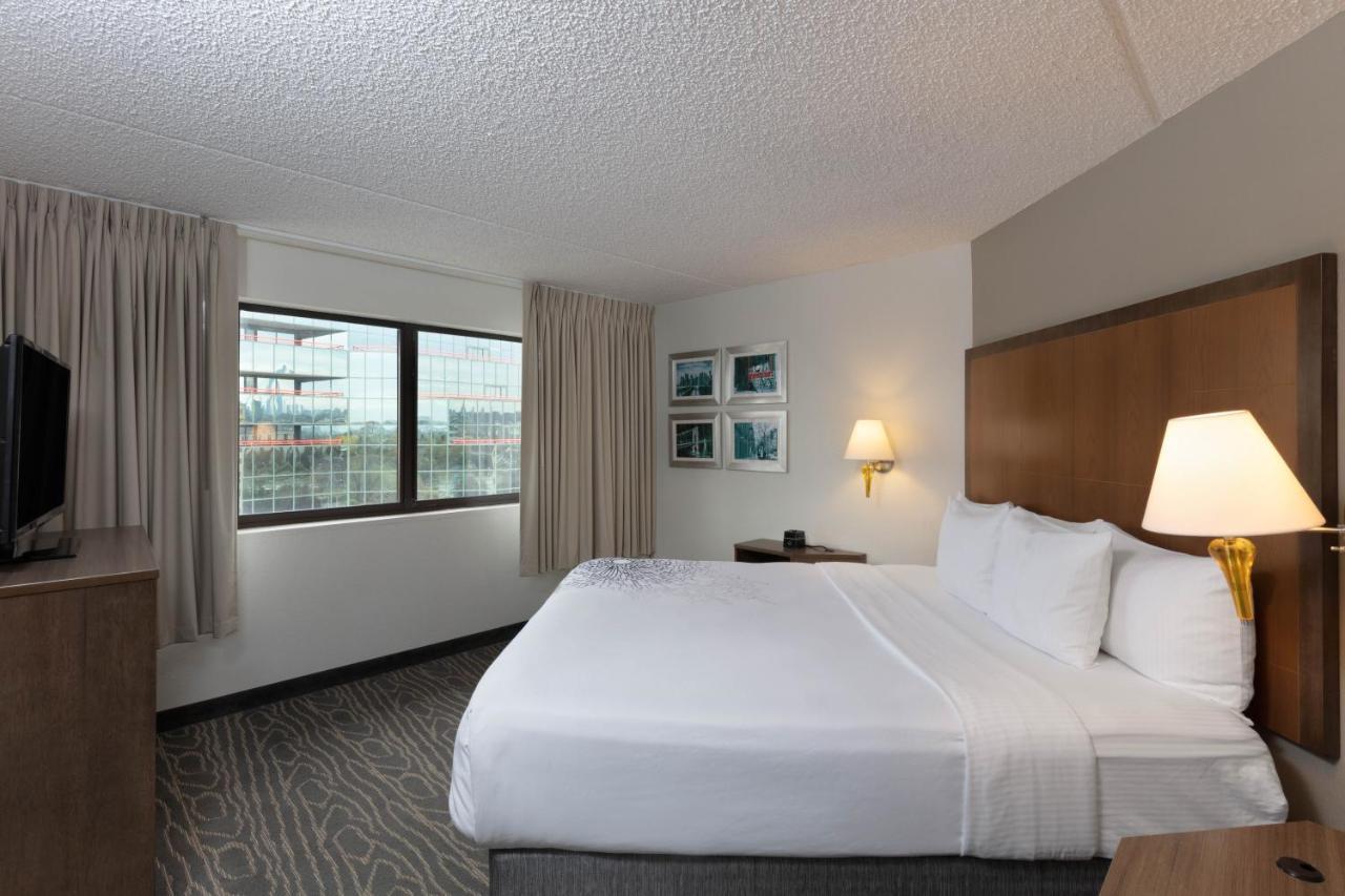 King Room with Roll-in Shower - Mobility Access/Non-Smoking