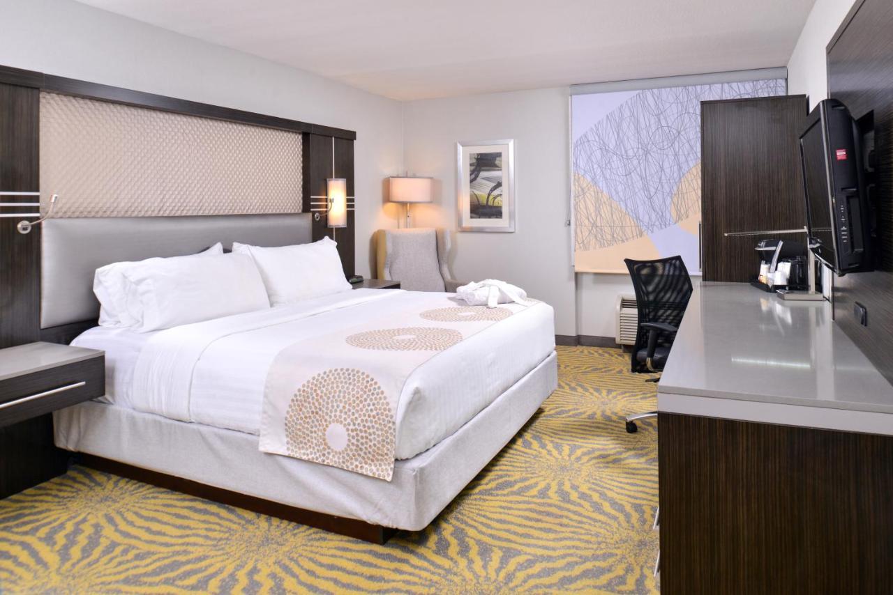 Standard King Room with Mobility Accessible Tub