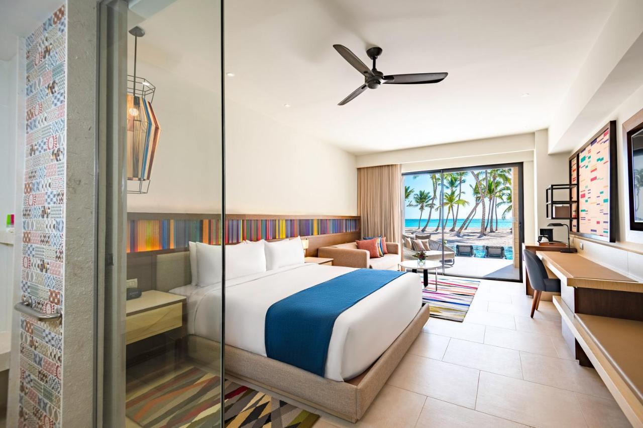 Oceanfront Swim-Up Club Junior Suite
