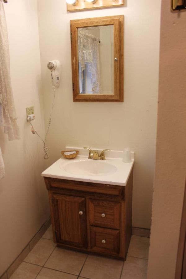 Deluxe Queen Room - No Pets
