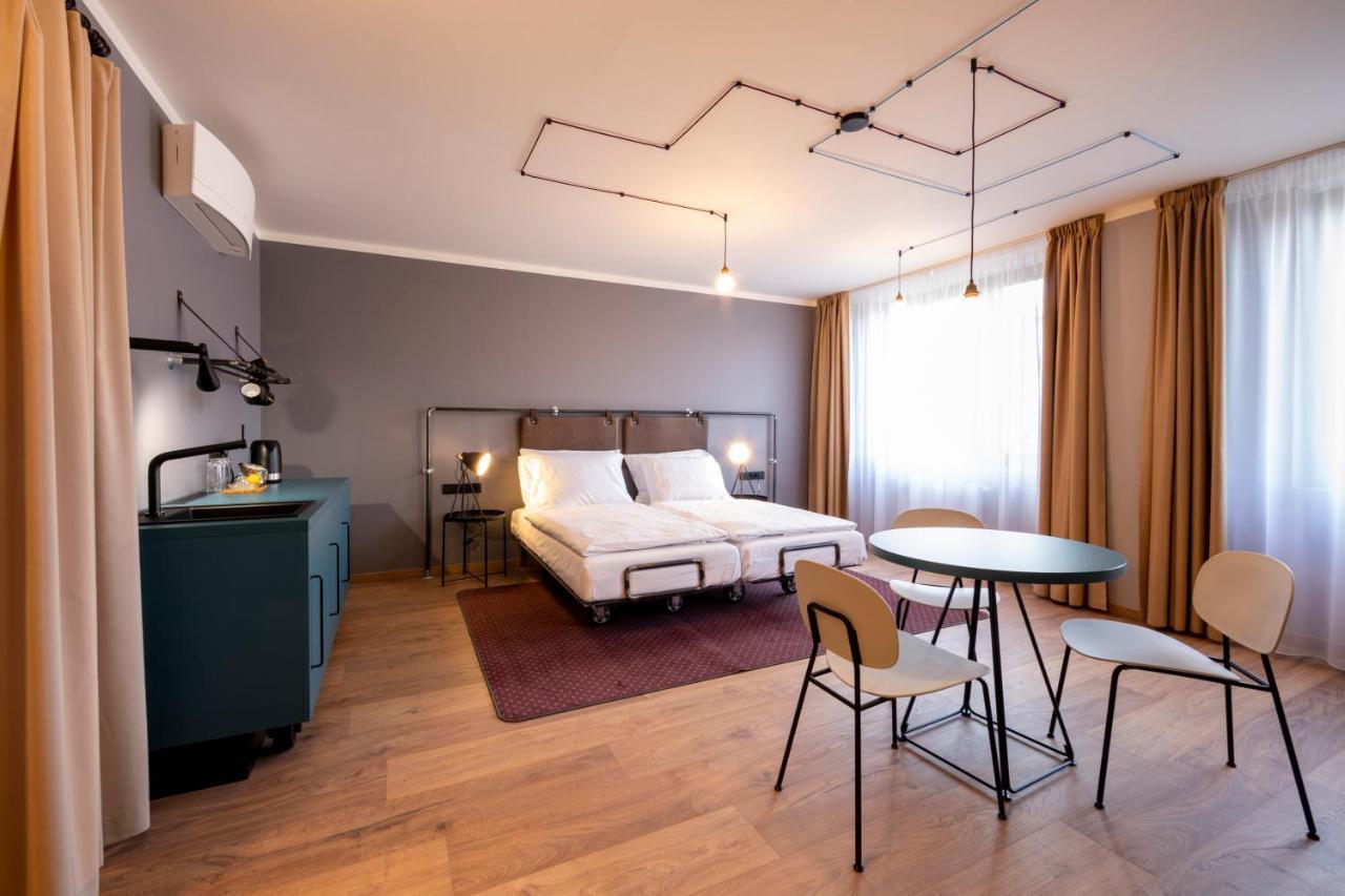 Quarto com Cama de Casal ou 2 de Solteiro e Banheiro Privativo