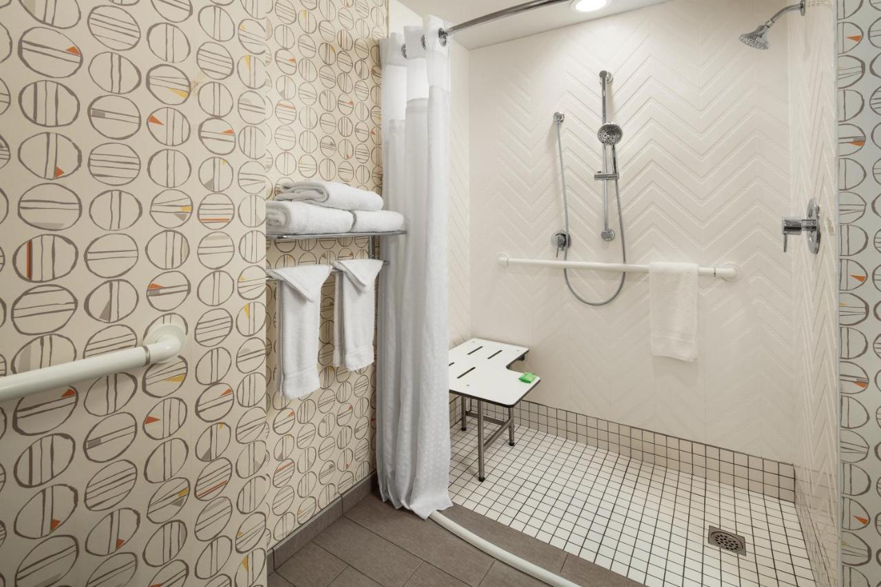 Zimmer mit Kingsize-Bett und rollstuhlgerechter Dusche - Einrichtungen für Gehörlose und Hörgeschädigte / Nichtraucher