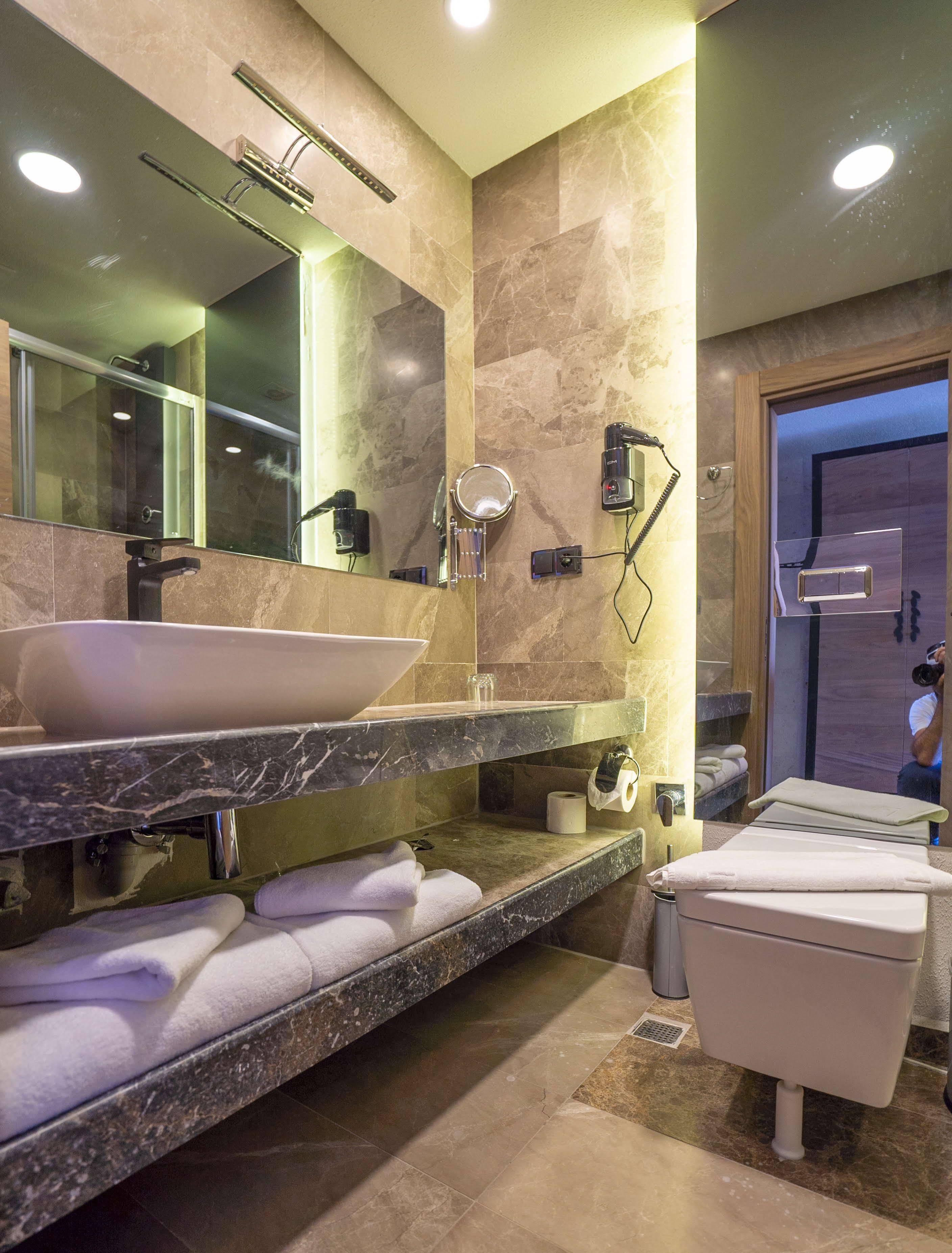 Chambre Double ou Lits Jumeaux - Vue sur Piscine