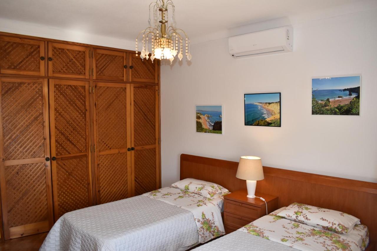 Chambre Lits Jumeaux avec Salle de Bains Commune