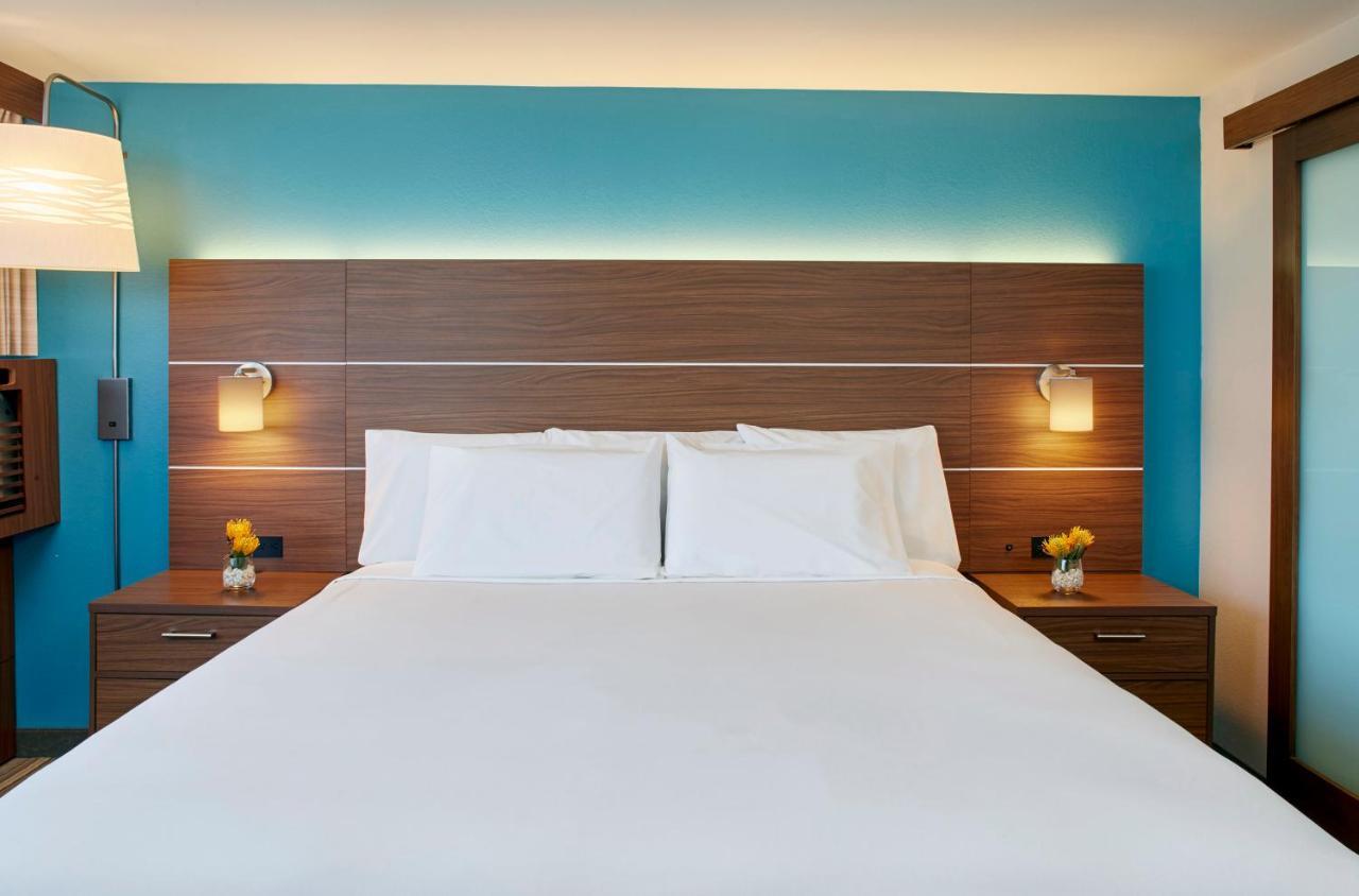 Deluxe King Room with City View