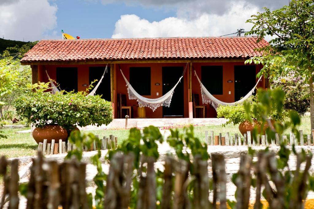 Quarto com Cama de Casal ou 2 de Solteiro e Varanda Térrea