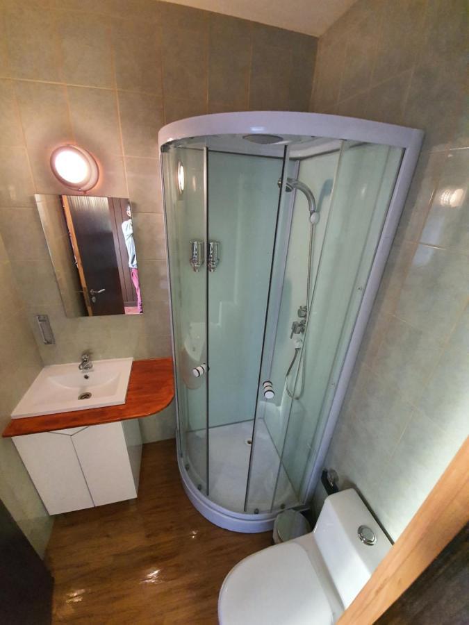 Budget Schlafzimmer mit Etagenbett und Gemeinschaftsbad