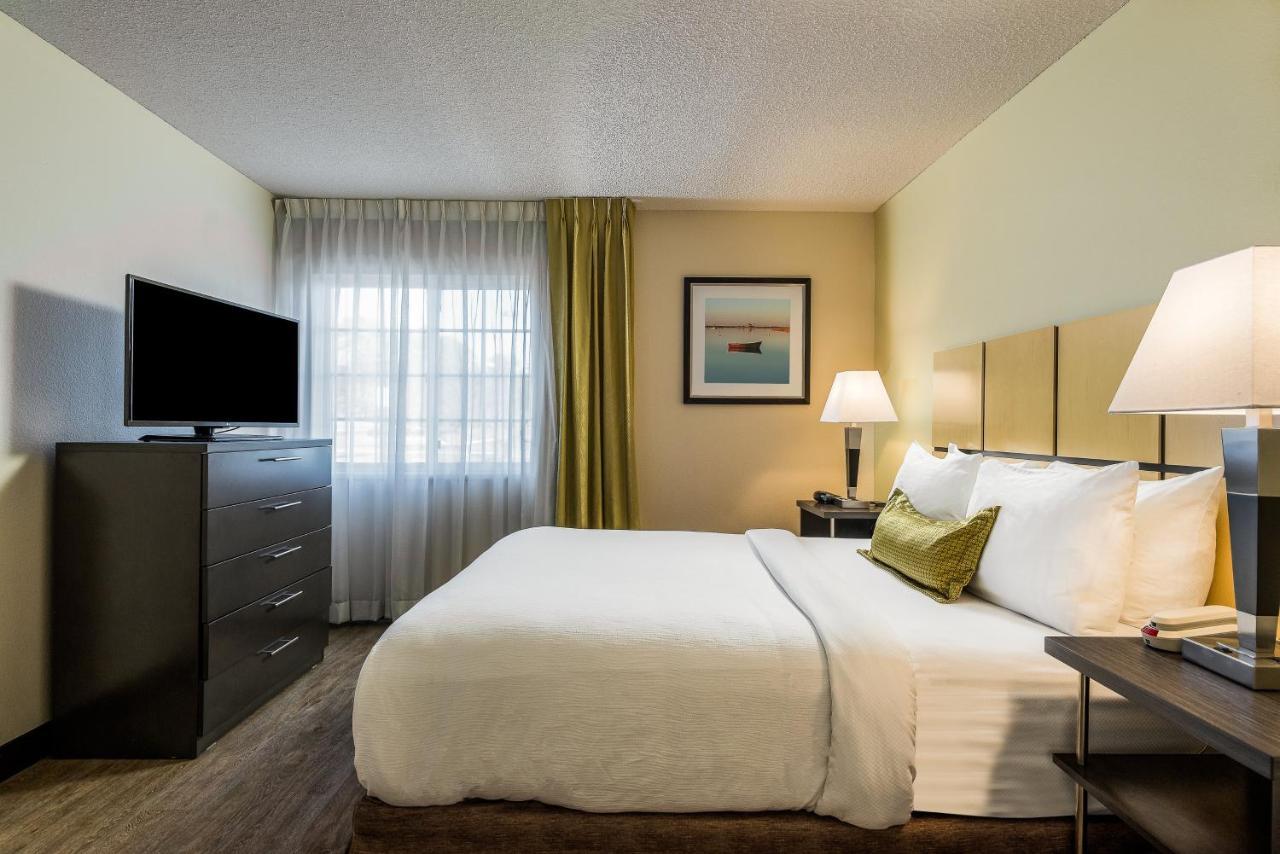 Queen Studio Suite Mobility Access Roll Shower or Non-Smoking,988906618:JPEG