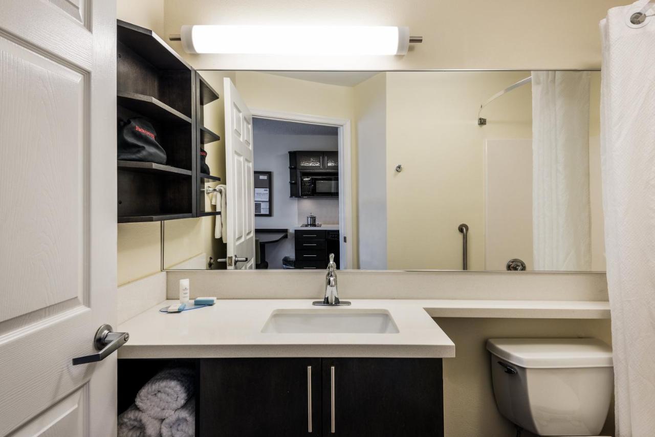 One-Bedroom Queen Room Mobility Accessible Tub Non-Smoking,981307876:JPEG