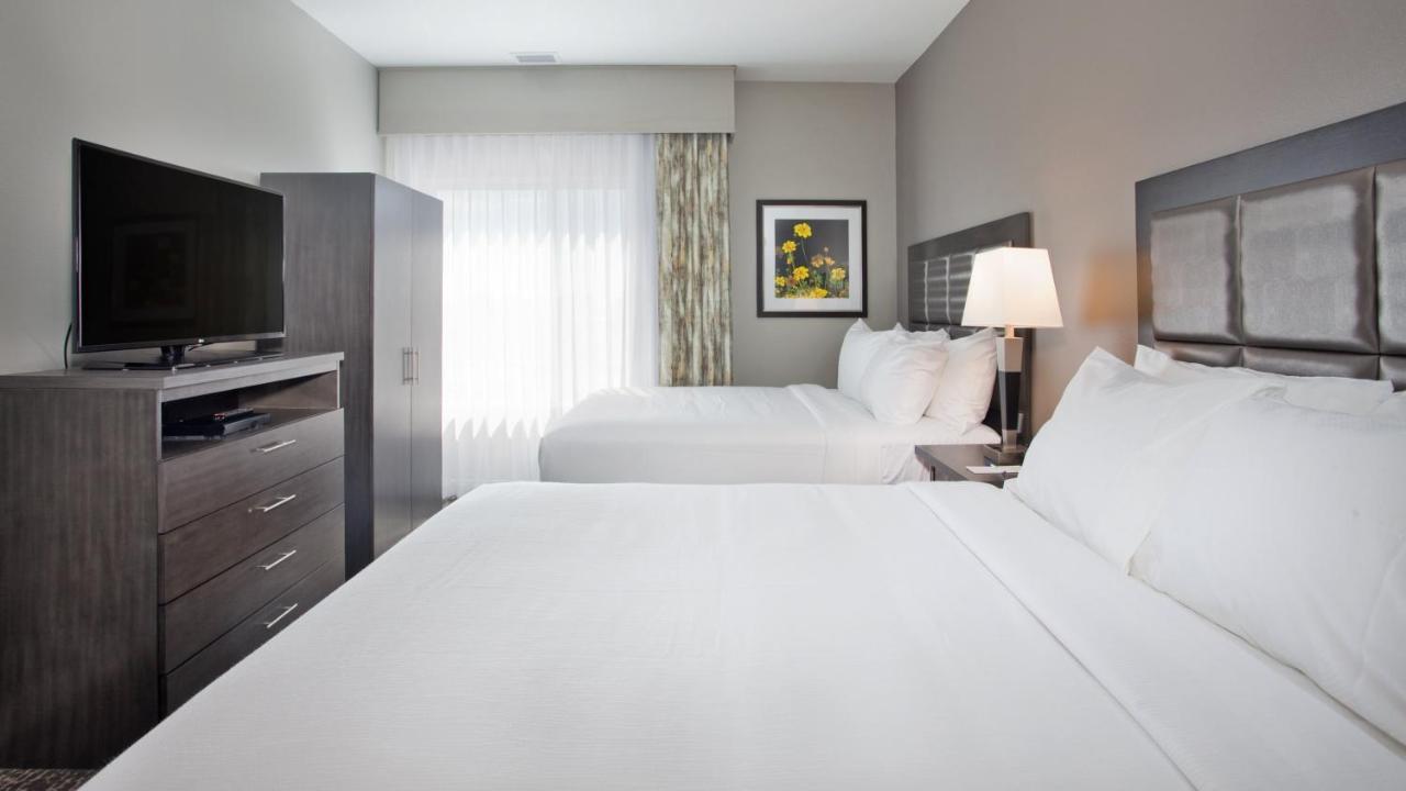 One-Bedroom Queen Suite