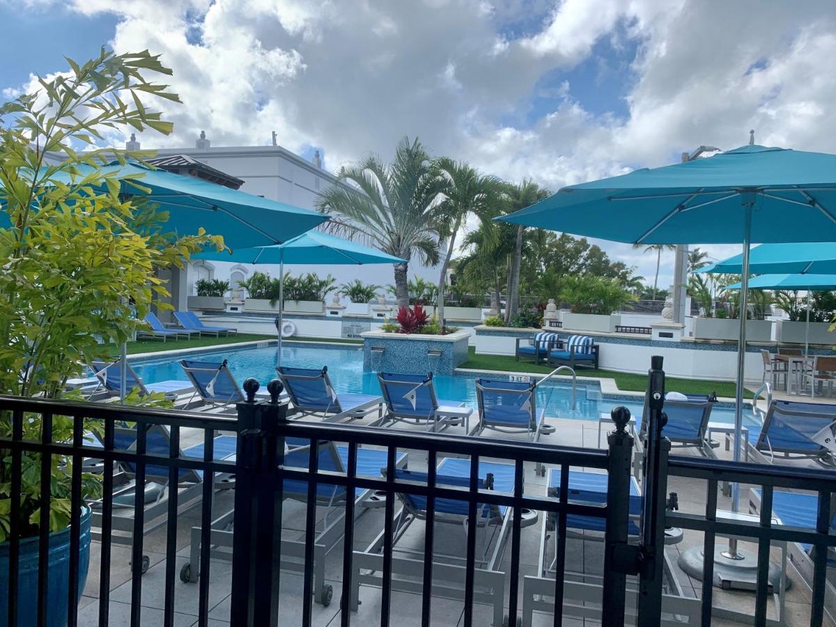 Pool View Deluxe KingﾠDeluxe View King