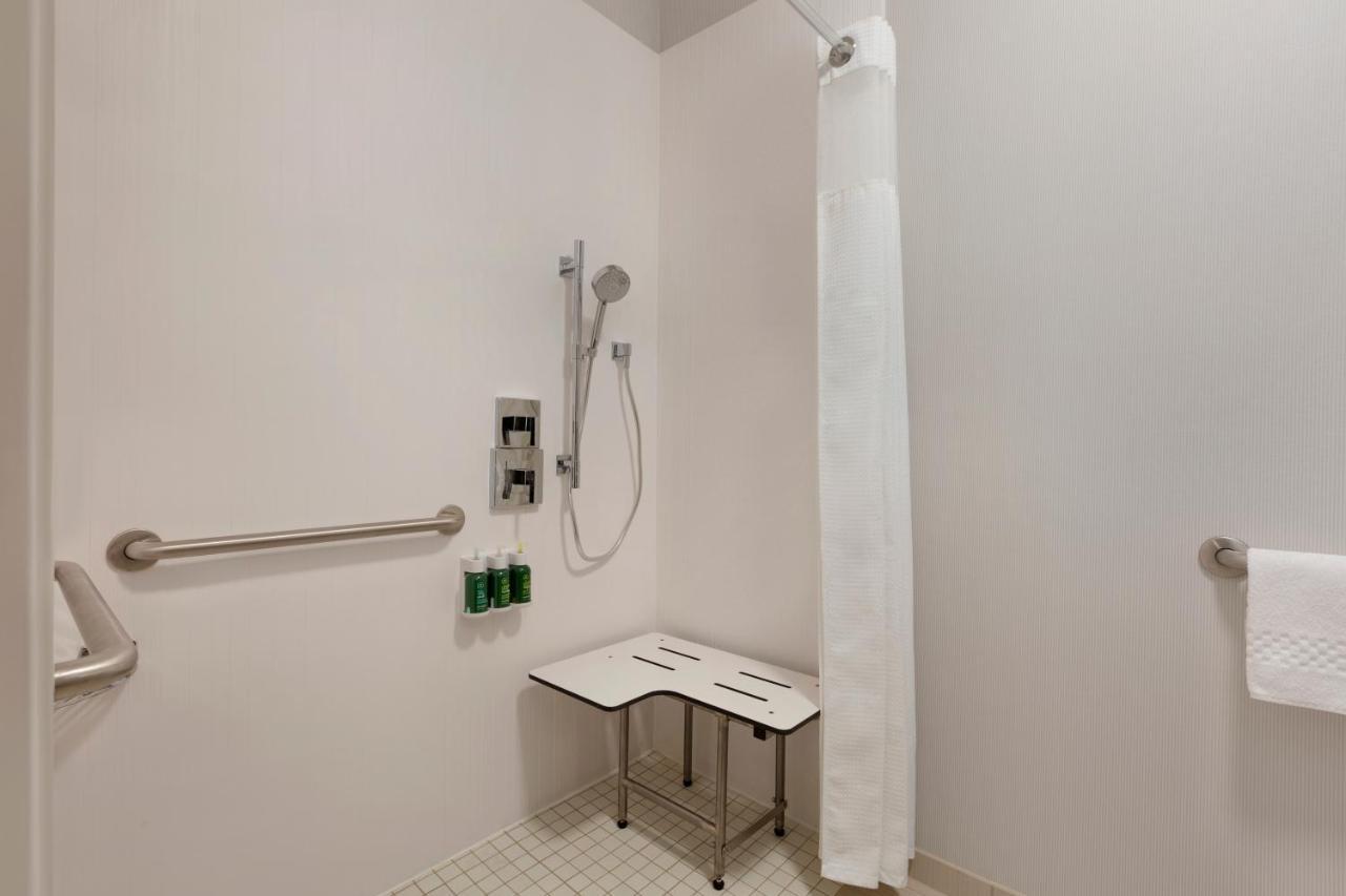 Queen Room with Two Queen Beds - Hearing Accessible