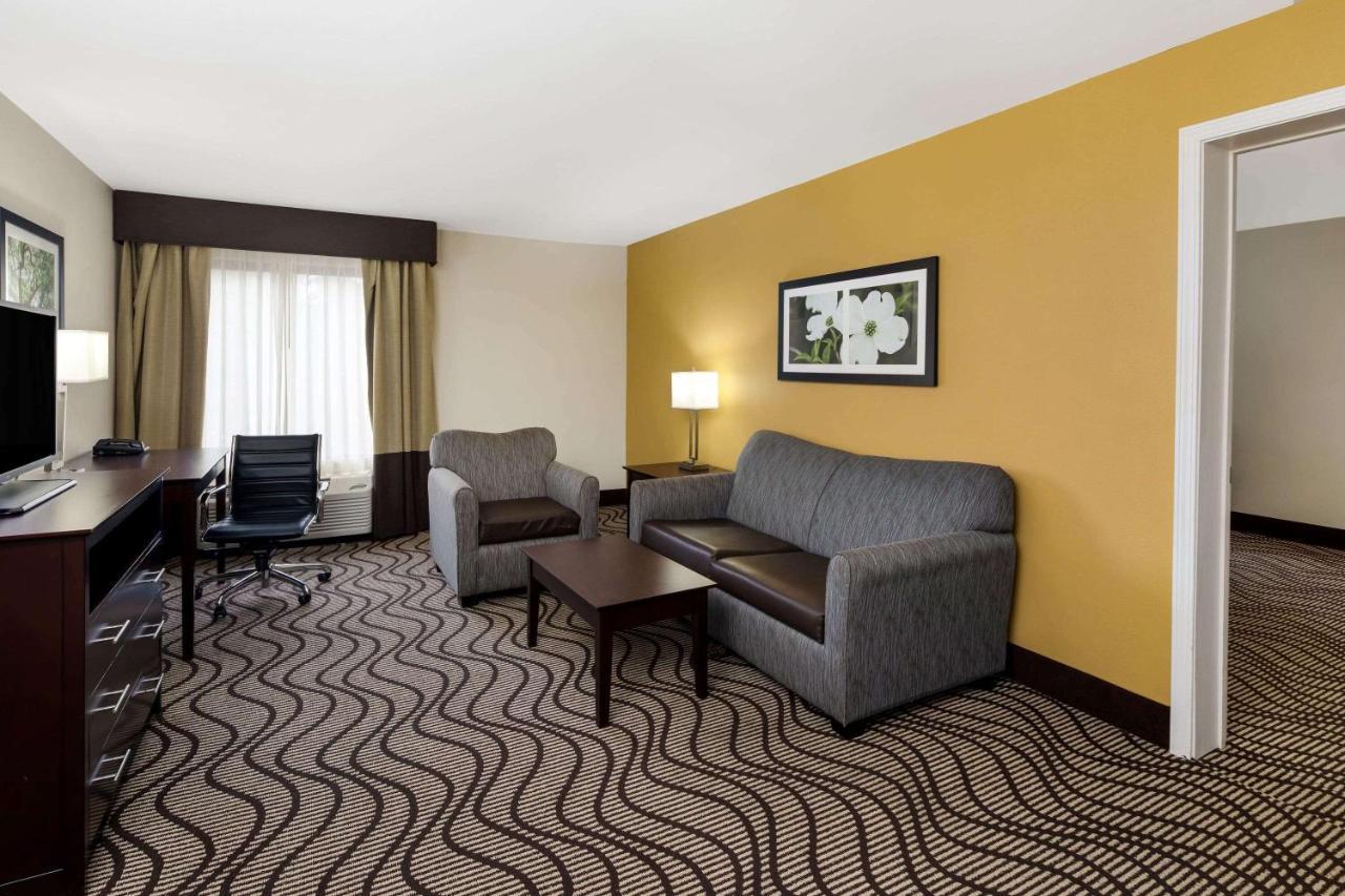 King Suite - Non-Smoking