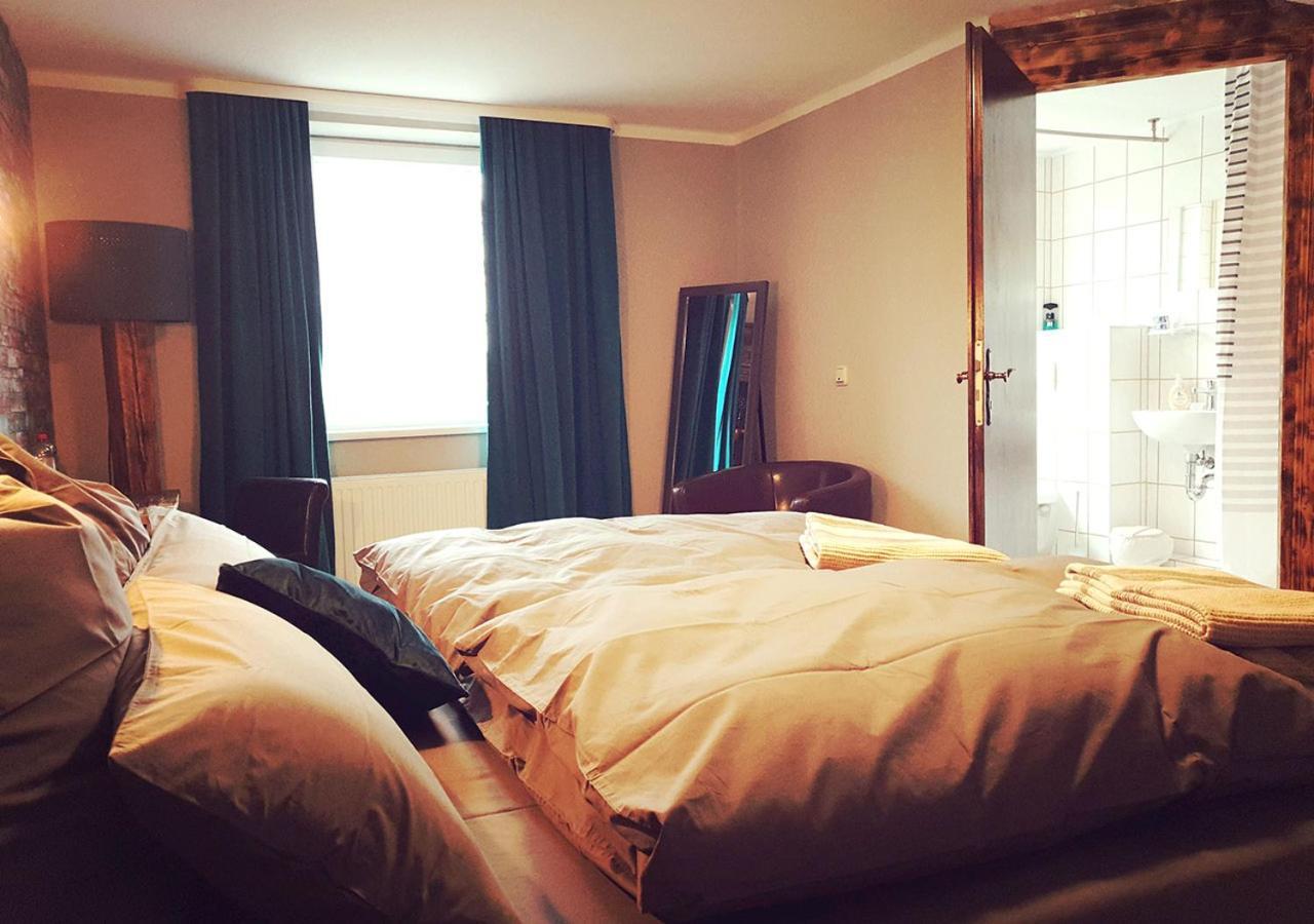 Doppel-/Zweibettzimmer mit Dusche