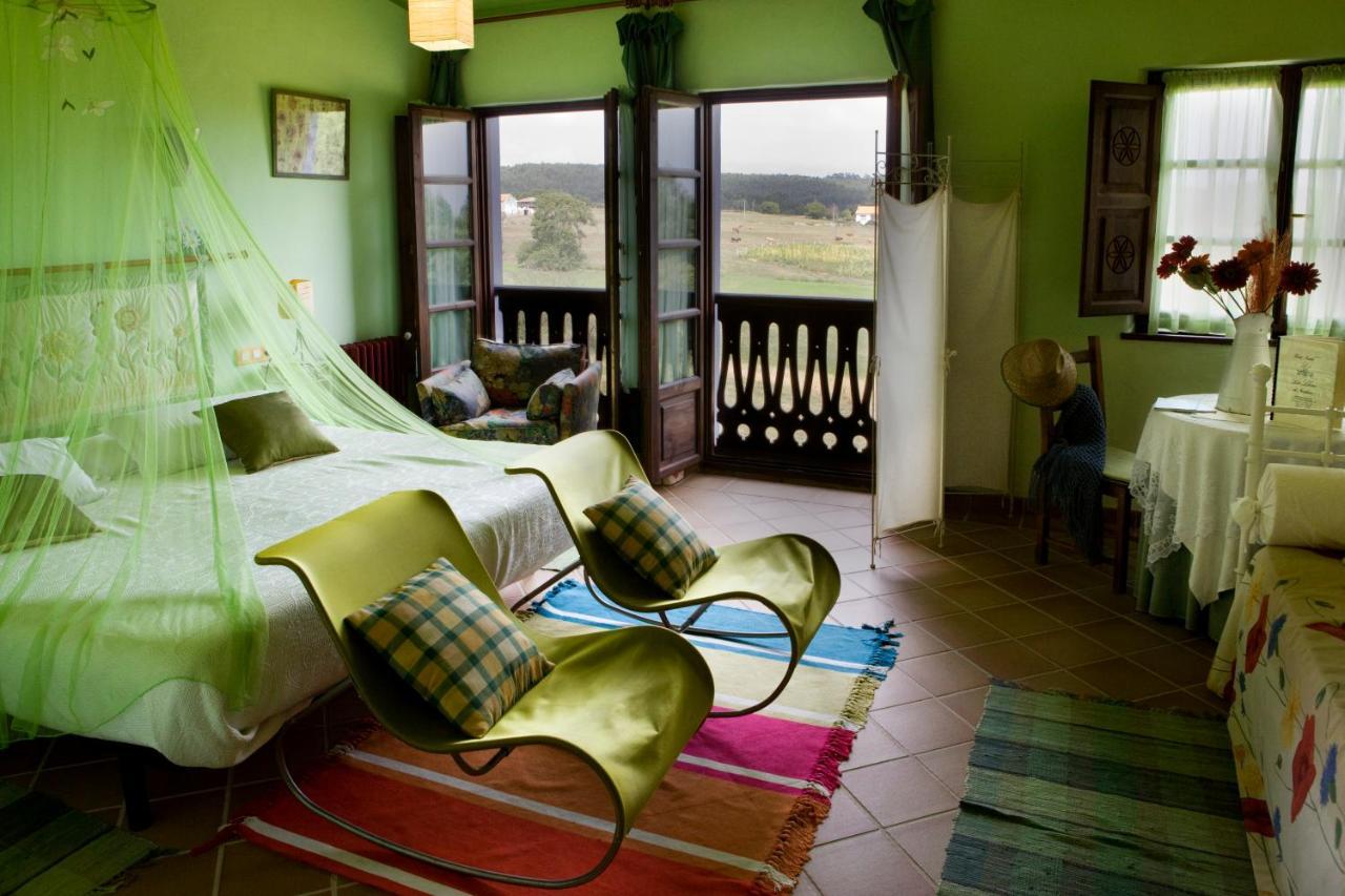 Habitación con cama extragrande y bañera de hidromasaje
