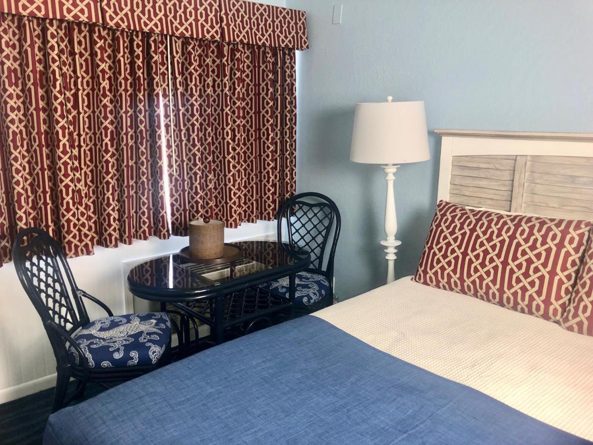 Queen Room with Pool View - Third Floor