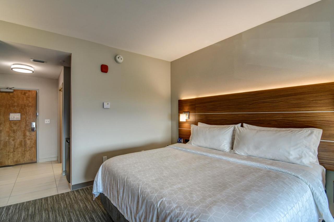 Standard King Room with Mobility Accessible Tub