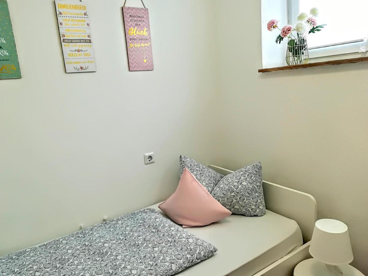Kleine Eenpersoonskamer met Eigen Badkamer