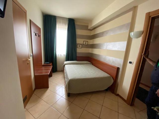 Single Room with French Bed,995977684:JPEG