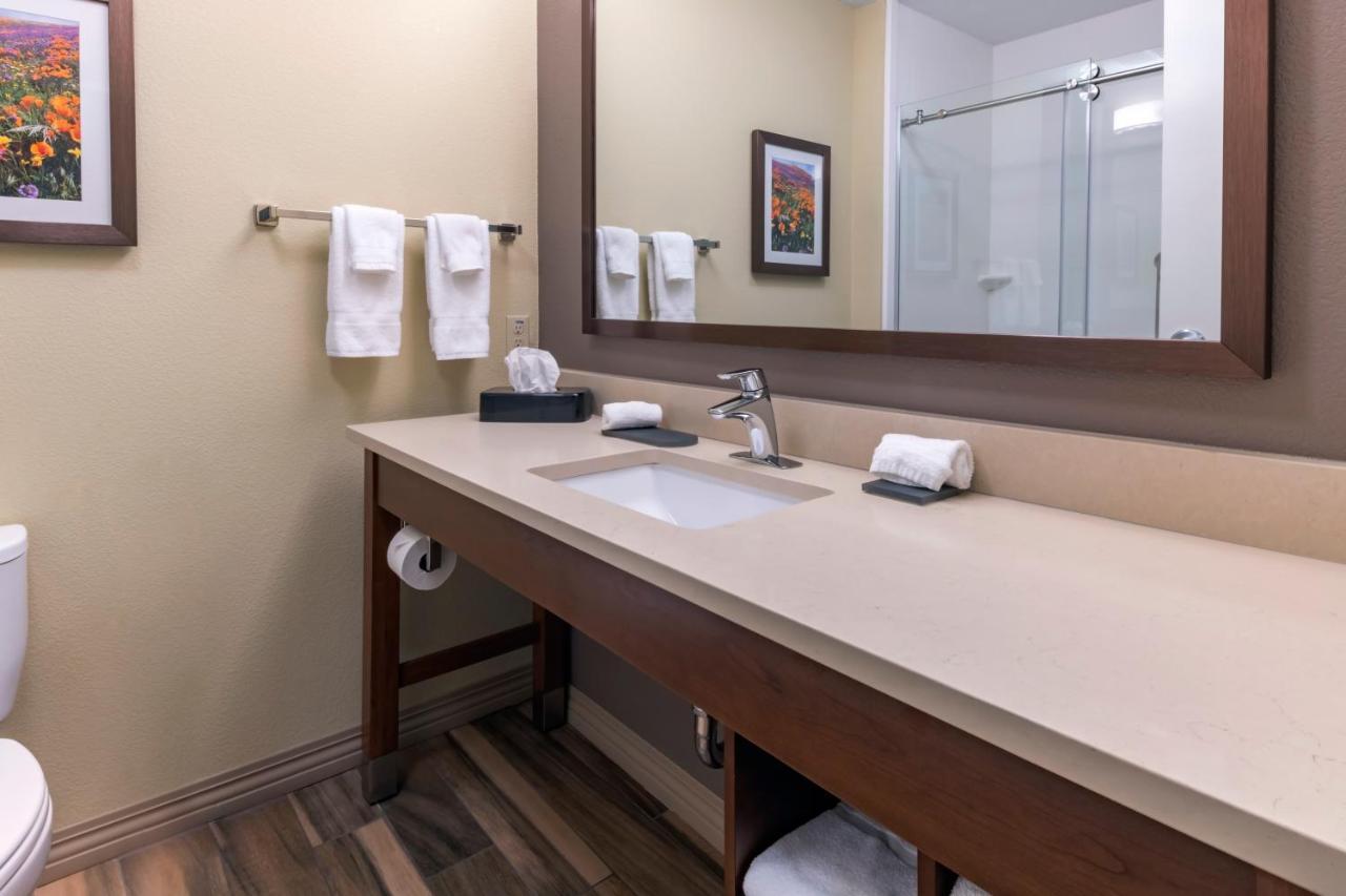 King Room with Mobility/Hearing Impaired Access - Non-Smoking