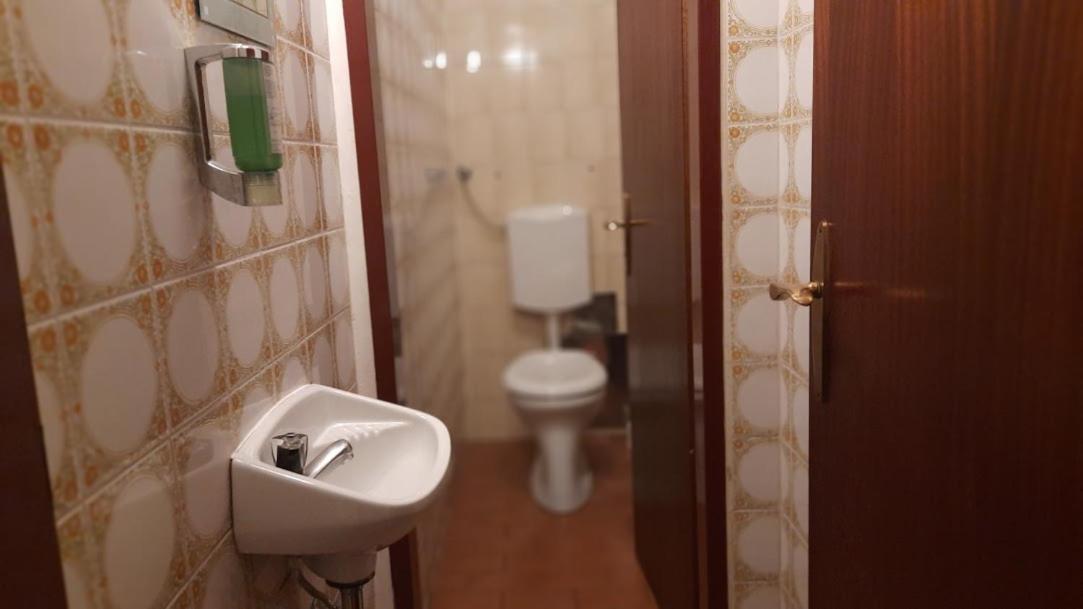Chambre Simple avec Toilettes Communes dans le Couloir