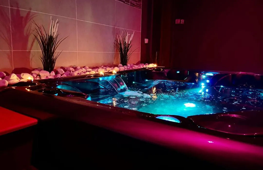 Suite avec Jacuzzi et Sauna Privée-1