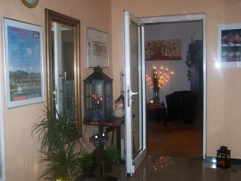 Hotel Am Ufer-1