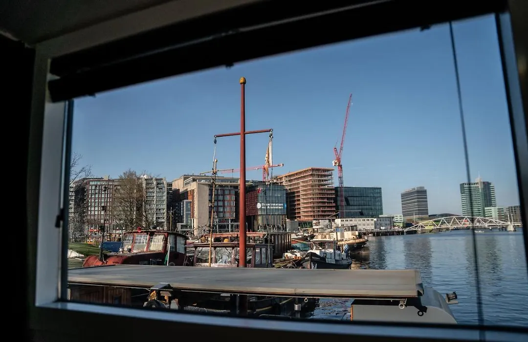 Houseboat-Amsterdam-1