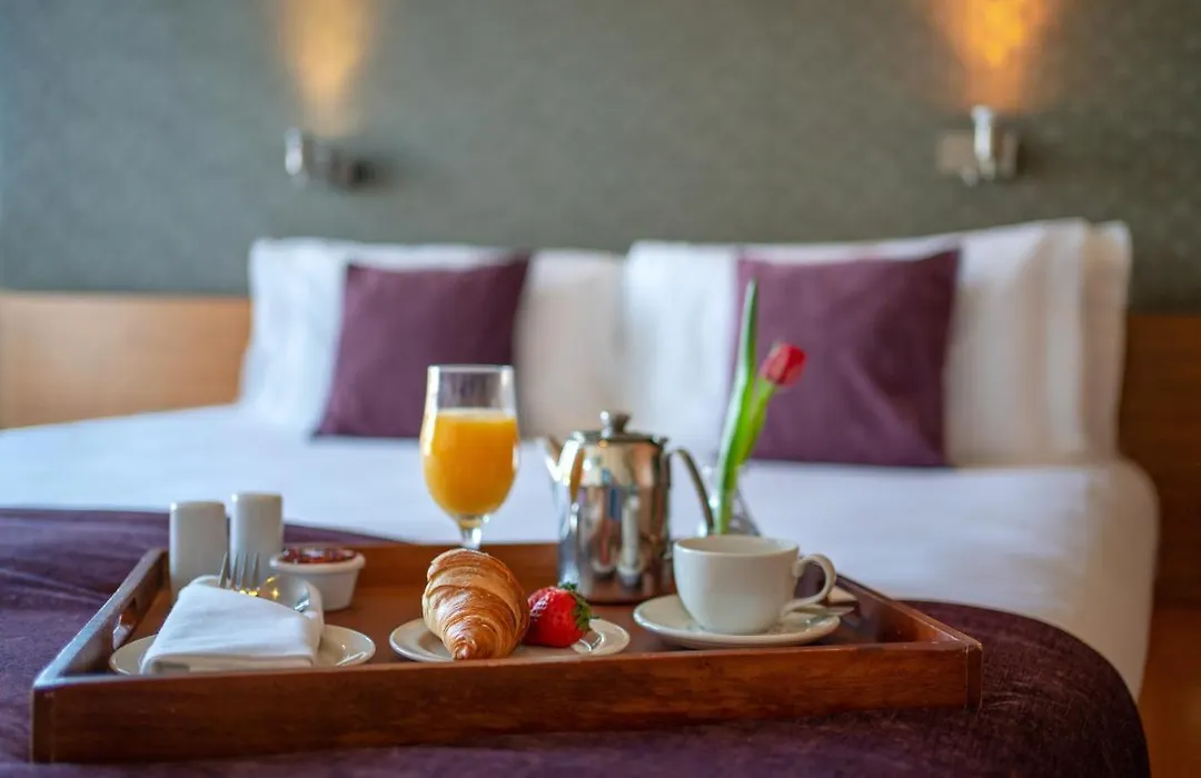D Hotel-1