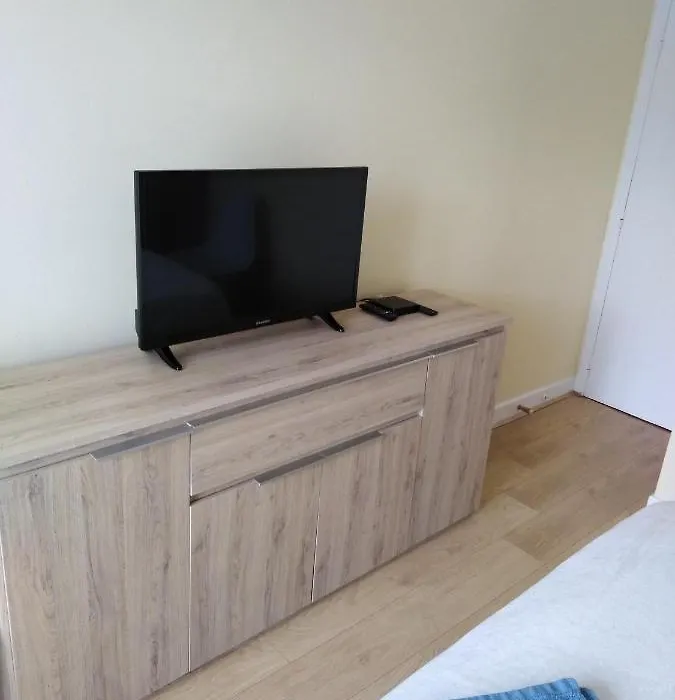 chez Myla chambre avec tv écran plat et salle de bain privative-1