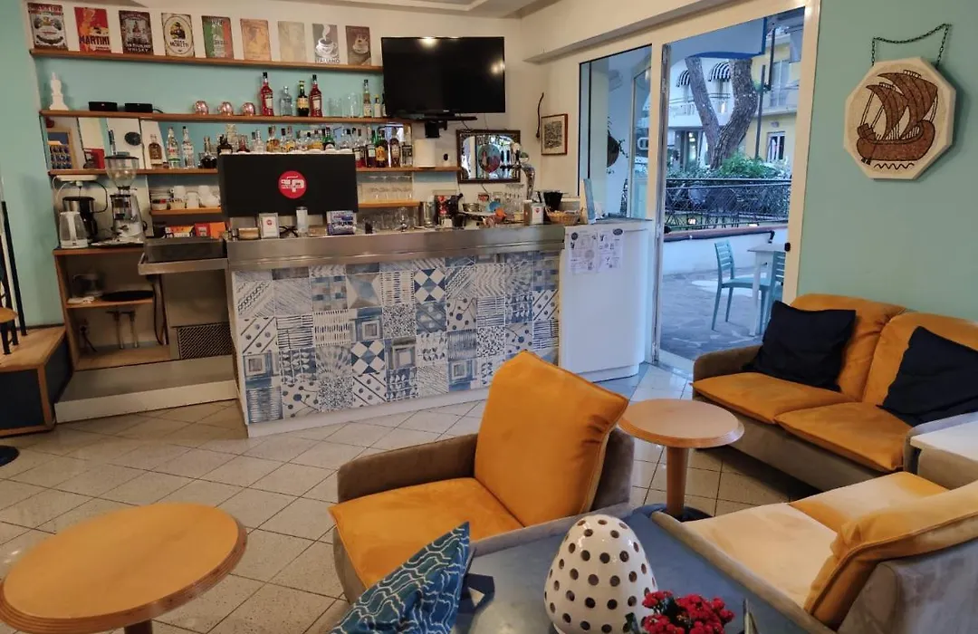 Hotel Adria B&B - Colazione fino alle 12-1