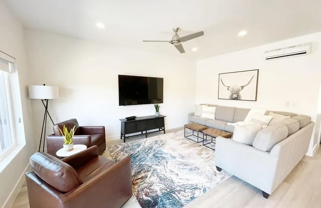 New Family-Friendly Townhome W/ Pool & Hot Tub-1