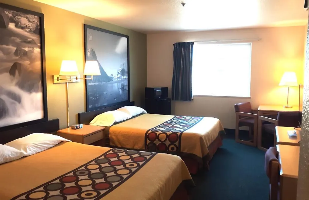 Super 8 By Wyndham Hamilton-1